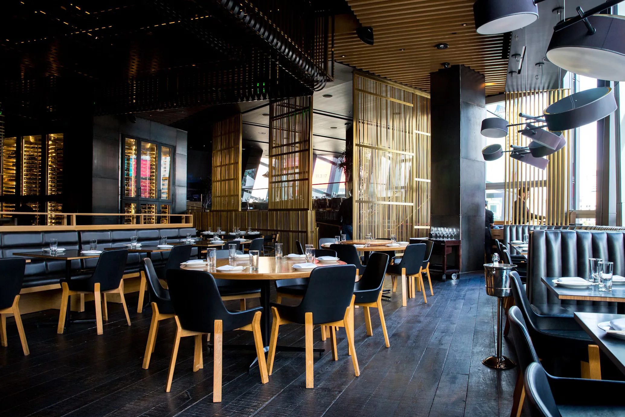 Experiencia gastronómica en restaurante elegante